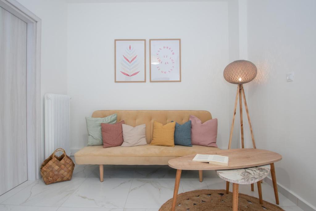 ein Wohnzimmer mit einem Sofa und einem Tisch in der Unterkunft Casa D' Amore in Zakynthos