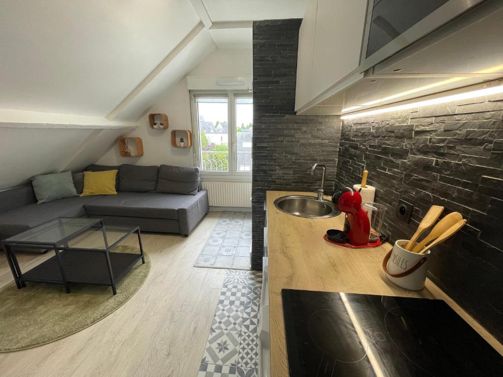 un salon avec un canapé et une table dans l'établissement Le Cocon Urbain, à Rennes