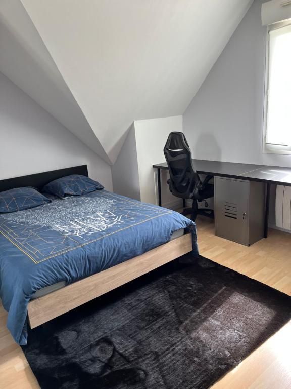 une chambre avec un lit, un bureau et une chaise dans l'établissement Chambre, à Roézé-sur-Sarthe