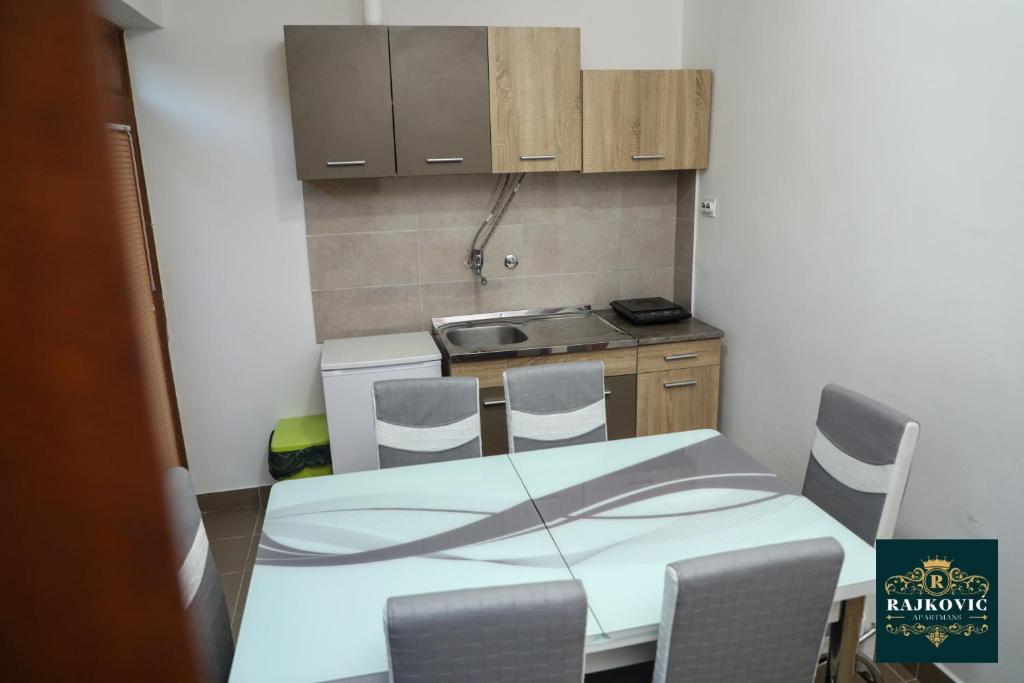Kuchyň nebo kuchyňský kout v ubytování Apartmani Rajkovic