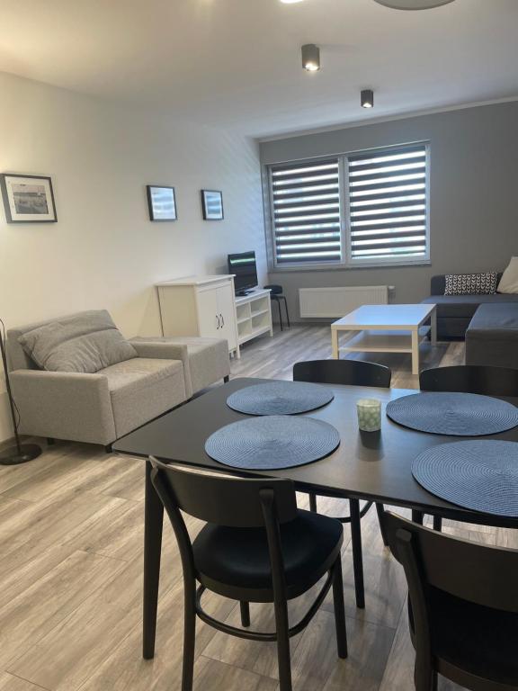 Posedenie v ubytovaní Uroczy apartament w ścisłym centrum Giżycka