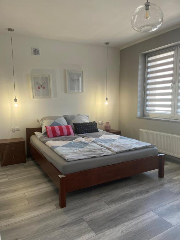 Posteľ alebo postele v izbe v ubytovaní Uroczy apartament w ścisłym centrum Giżycka