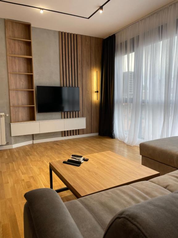 uma sala de estar com um sofá e uma mesa de centro em Leo Lux 2 em Niš