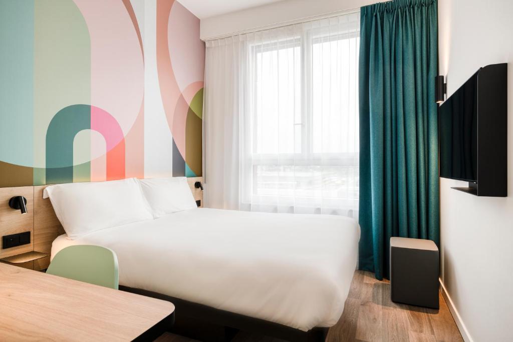 ナミュールにあるB&B HOTEL Namurのベッドと窓が備わるホテルルーム