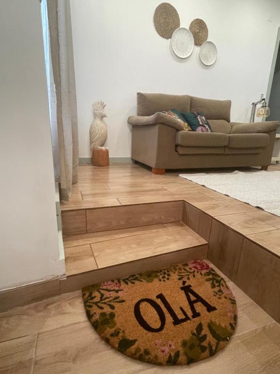 un tappeto sul pavimento in un soggiorno di Casa dos Arcos a Vila do Conde