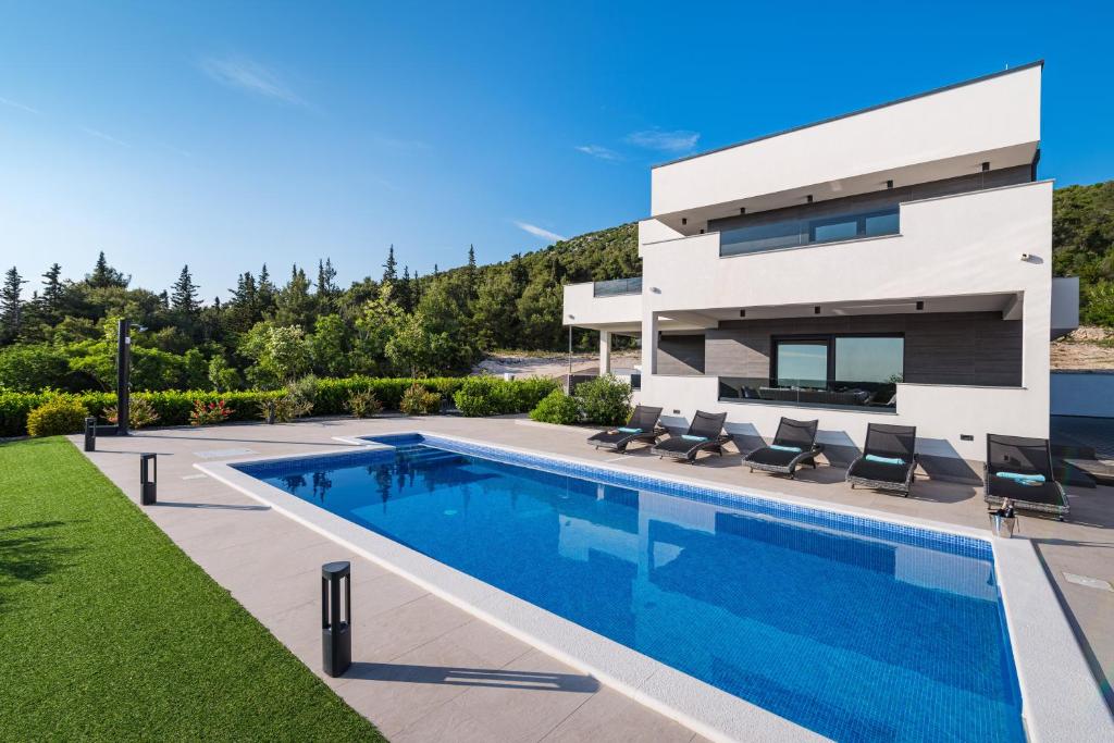 Sundlaugin á MY DALMATIA - Luxury villa Burra with private swimming pool and jacuzzi eða í nágrenninu