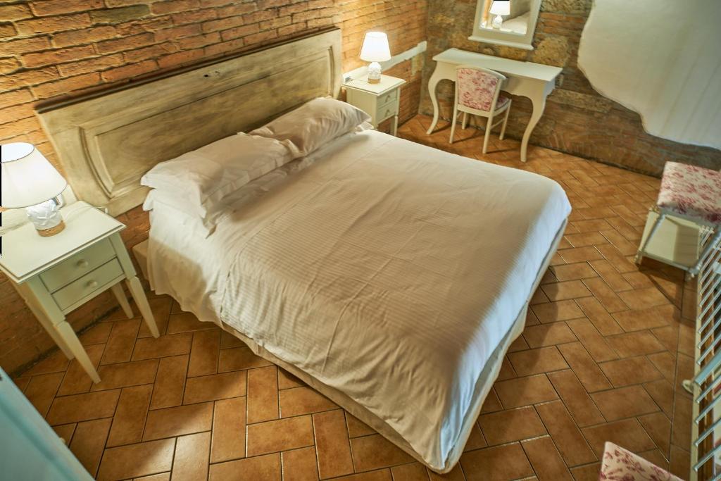 A bed or beds in a room at Podere Gli Olmi