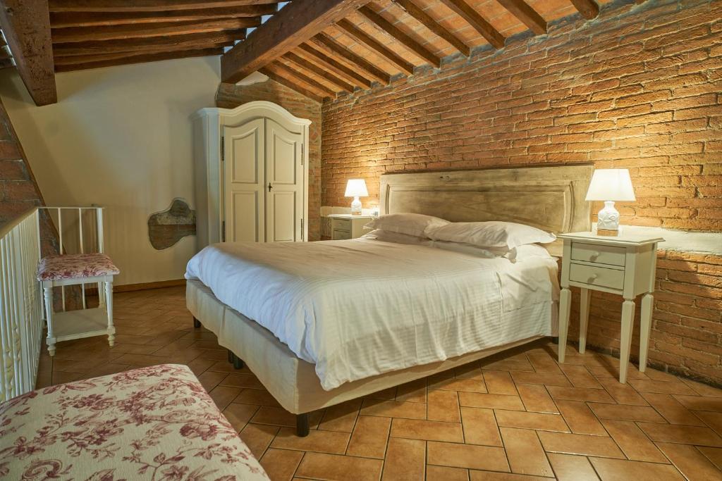 A bed or beds in a room at Podere Gli Olmi
