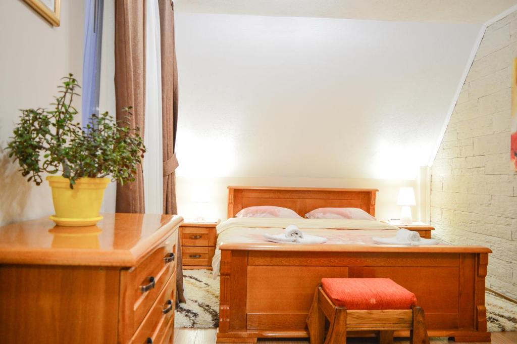 una camera con letto e pianta in vaso di Apartment Home Popovic a Žabljak