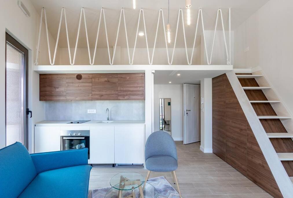 Posezení v ubytování Mini Condos® 13 D1 - Modern Studio with mezzanine