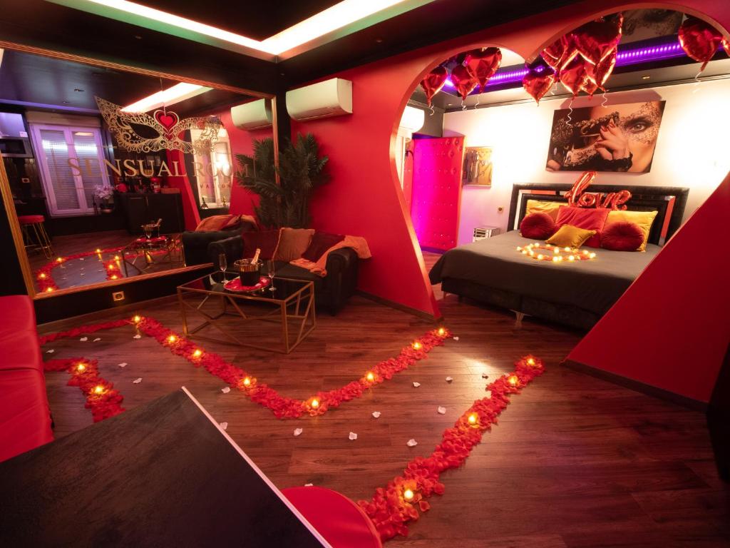 un salon en forme de cœur avec des lumières dans l'établissement Sensual Room Love Room Nancy Sauna Double Douche, à Nancy