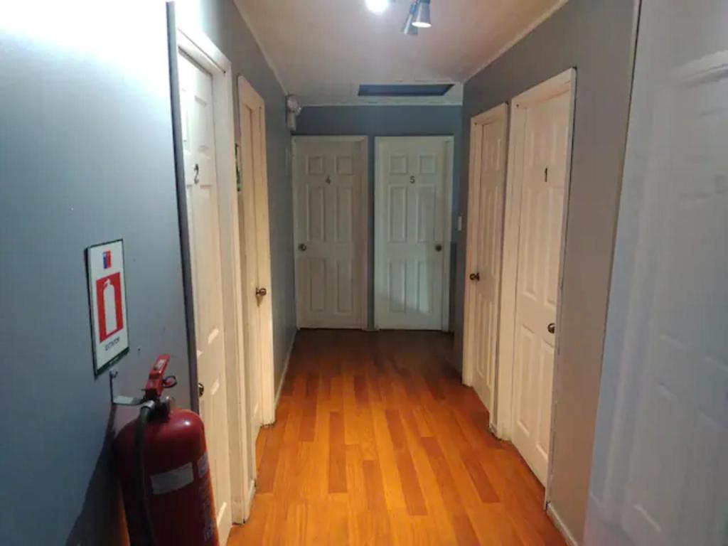 an empty hallway with a fire hydrant in a room at Donde el Pioka in Hijuelas