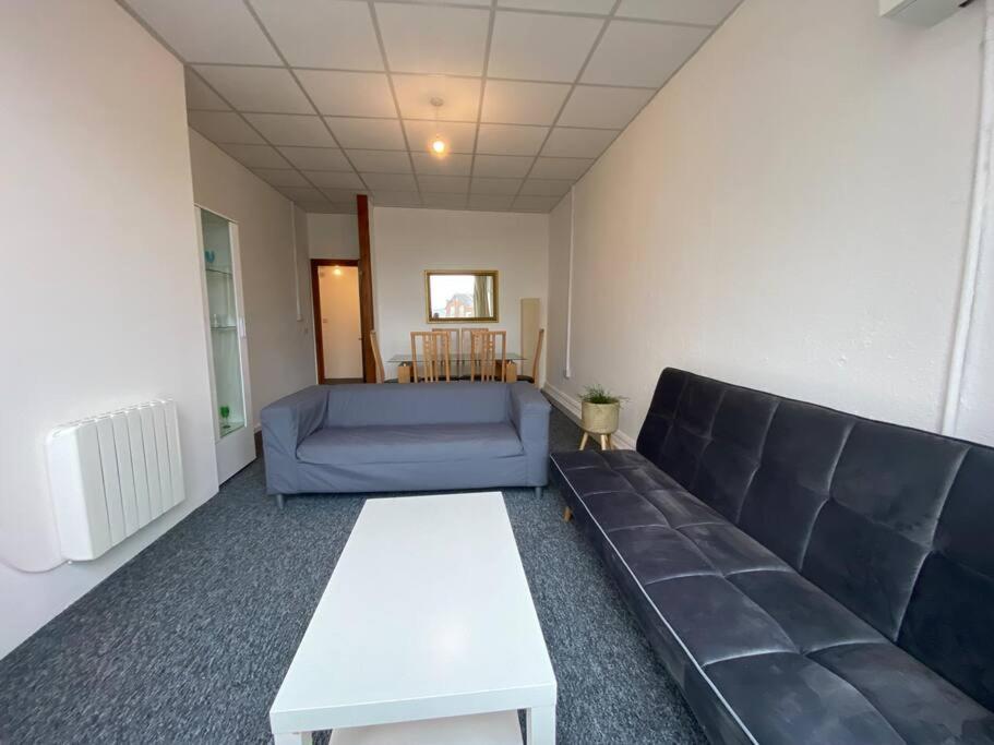 un soggiorno con divano e tavolo di Barnet 1 Spacious 2-Bed Apartment a Barnet