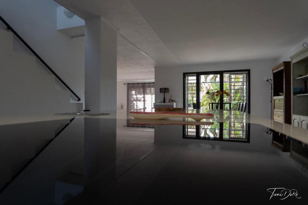 um quarto branco com uma mesa e uma janela em Spacious Duplex with garden in Sotogrande em Sotogrande