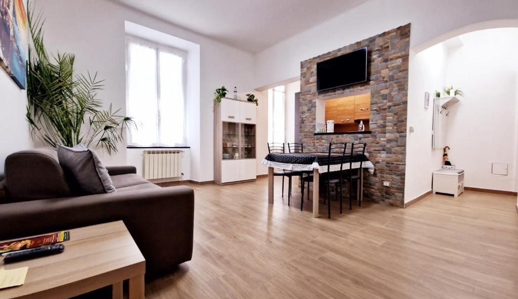 - un salon avec un canapé et une salle à manger dans l'établissement Appartamento Sofia a Genova, à Gênes