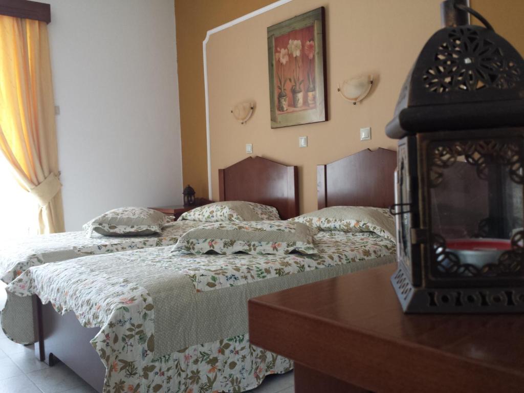 um quarto com duas camas e uma televisão em Nikos Studios em Céfalo