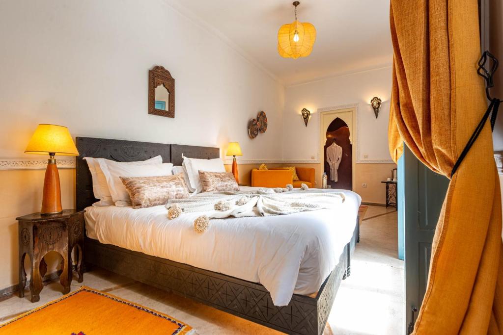 Postel nebo postele na pokoji v ubytování Riad L'orange Bleue