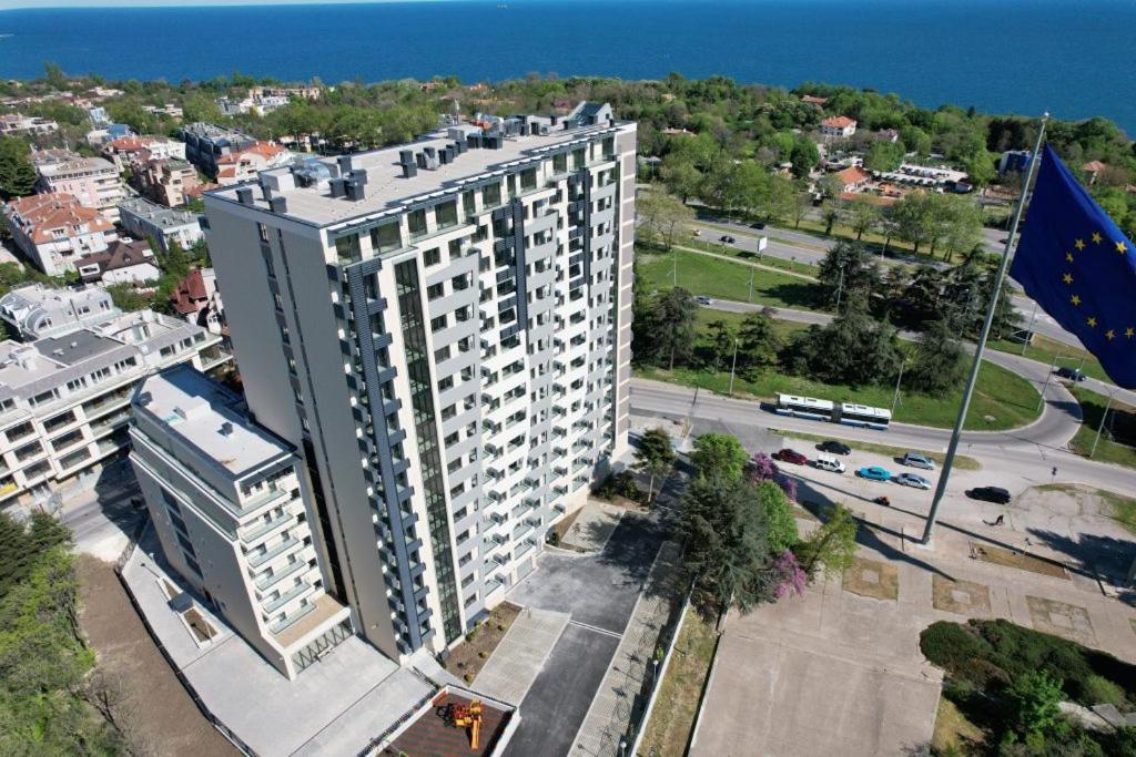 una vista aérea de un edificio alto con una calle en Sky flats Varna with parking en Varna