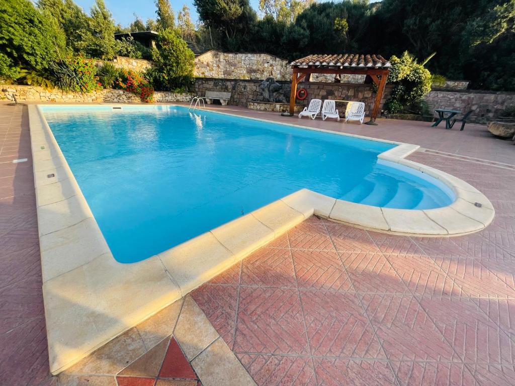 Bazén v ubytování Hotel Villaggio Ristorante Pizzeria Museo TANIT nebo v jeho okolí