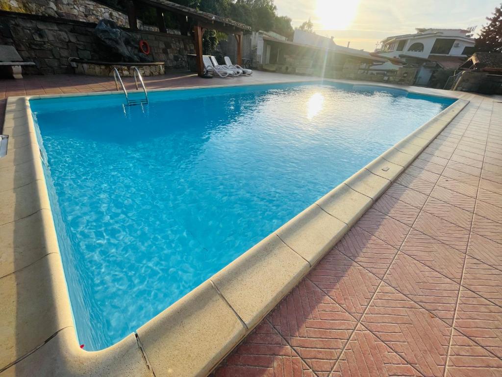 Bazén v ubytování Hotel Villaggio Ristorante Pizzeria Museo TANIT nebo v jeho okolí