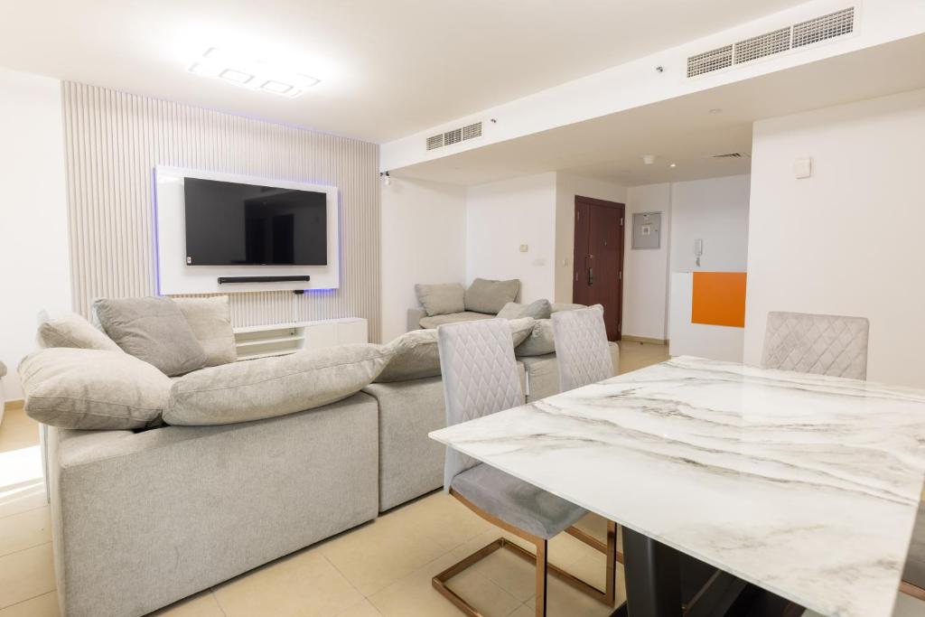 sala de estar con sofá y mesa en Travel Hub Premium, en Dubái