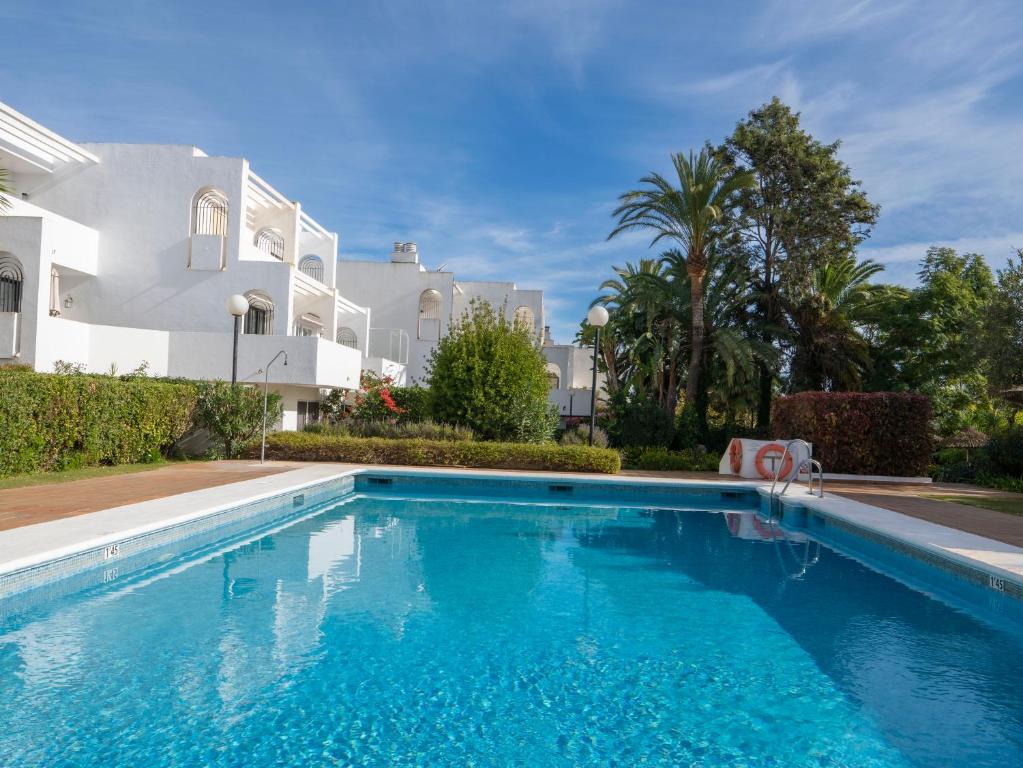 Der Swimmingpool an oder in der N&auml;he von Spacious Duplex with garden in Sotogrande