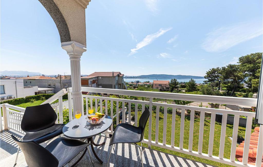 einen Balkon mit Stühlen und einem Tisch auf dem Balkon in der Unterkunft Gorgeous Apartment In Kastel Sucurac With House Sea View in Kaštela