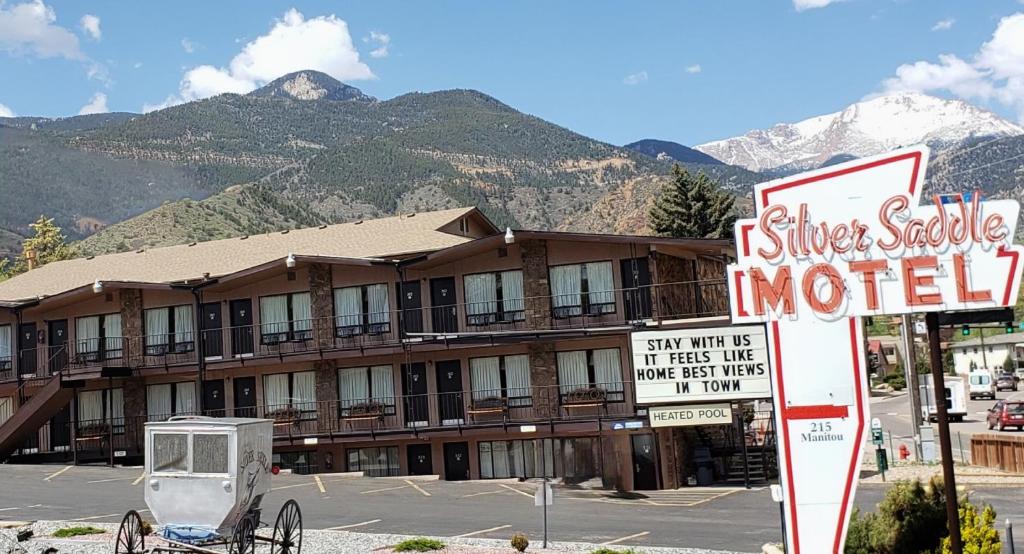 un motel con un cartel frente a un edificio en Silver Saddle Motel en Manitou Springs