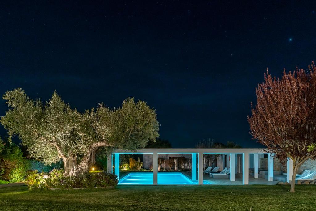 uma villa com piscina à noite em Horta Da Coutada em Monsaraz