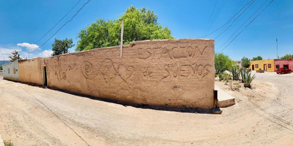 eine Wand mit Graffiti auf einer unbefestigten Straße in der Unterkunft Estación de sueños Casa de Silvia in San Rafael de las Torres