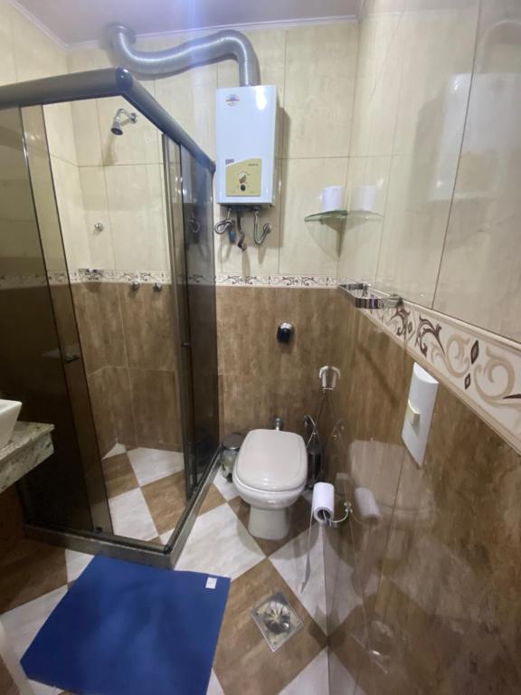 ein Bad mit einem WC und einer Glasdusche in der Unterkunft Copacabana Studio in Rio de Janeiro