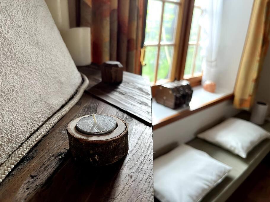 2 Bilder eines Zimmers mit einem Bett und einem Fenster in der Unterkunft Romantische Oase mit Kamin in Unterseen