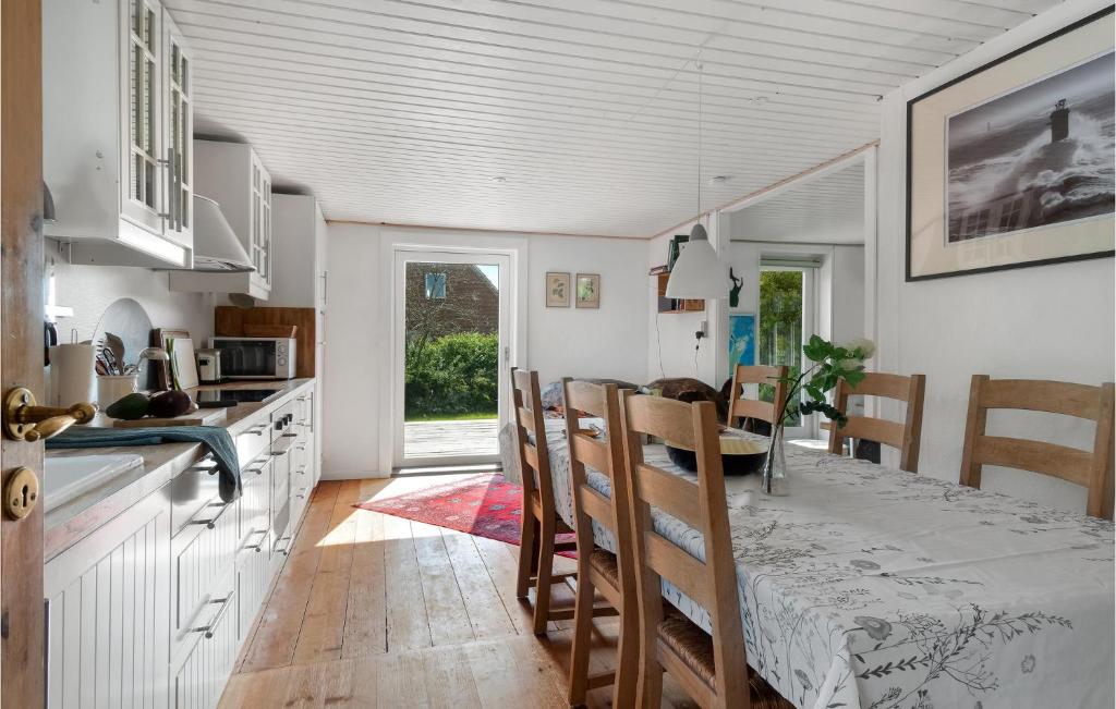 Dapur atau dapur kecil di 2 Bedroom Pet Friendly Home In Samsø