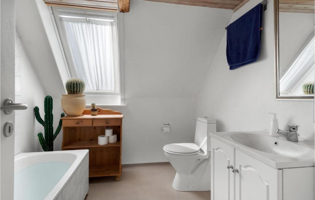 Bilik mandi di 2 Bedroom Pet Friendly Home In Samsø
