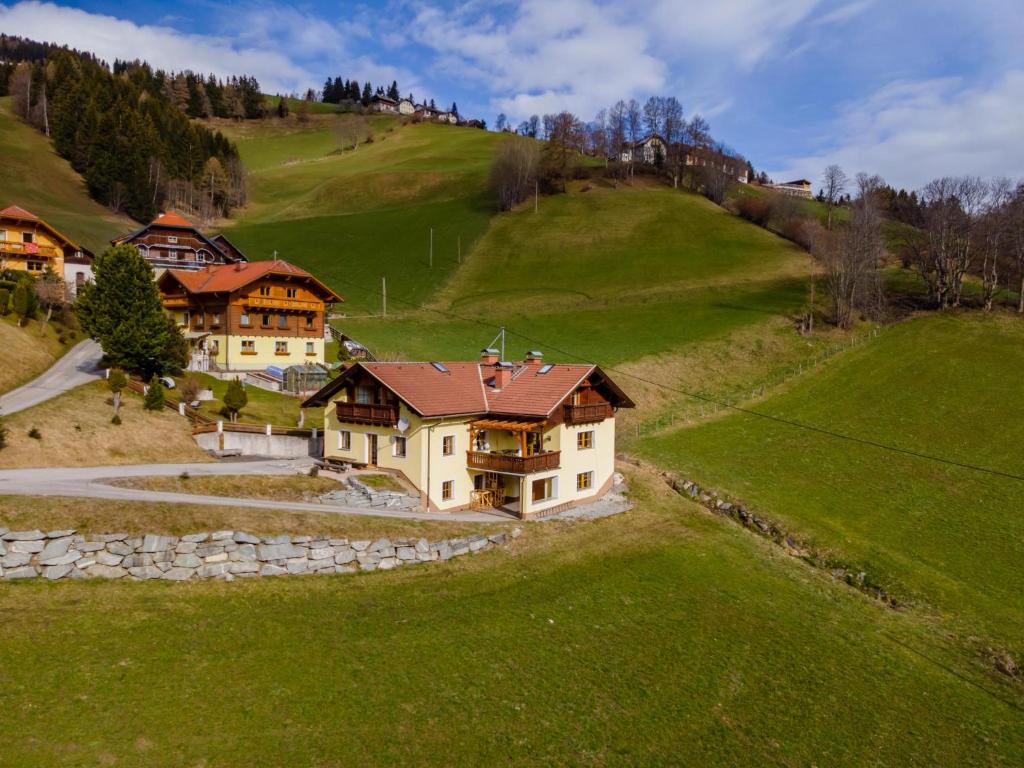 Vue aérienne d'une maison sur une colline verdoyante dans l'établissement Wirnsberg, à Rennweg