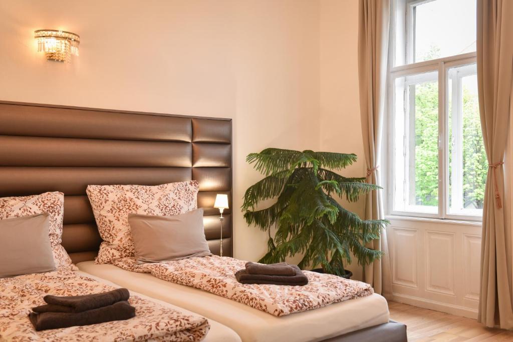 維也納的住宿－Be Inspired, Choose The Best!，一间卧室设有两张床和窗户。