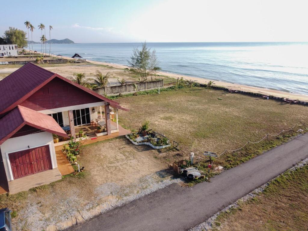 uma vista aérea de uma casa ao lado do oceano em KC Beachfront em Marang