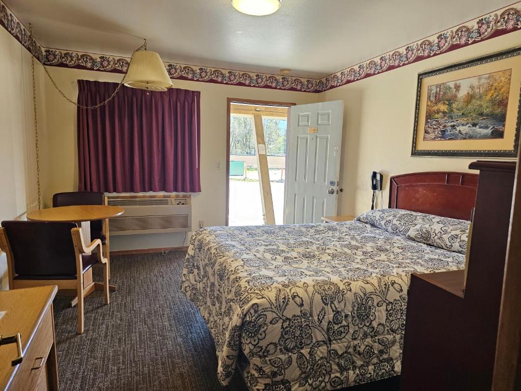 Postel nebo postele na pokoji v ubytování Cle Elum Travelers Inn
