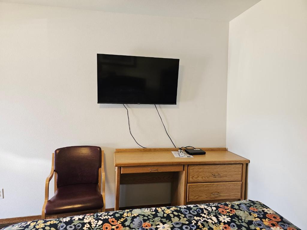 TV a/nebo společenská místnost v ubytování Cle Elum Travelers Inn