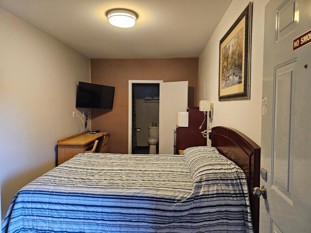 Postel nebo postele na pokoji v ubytování Cle Elum Travelers Inn