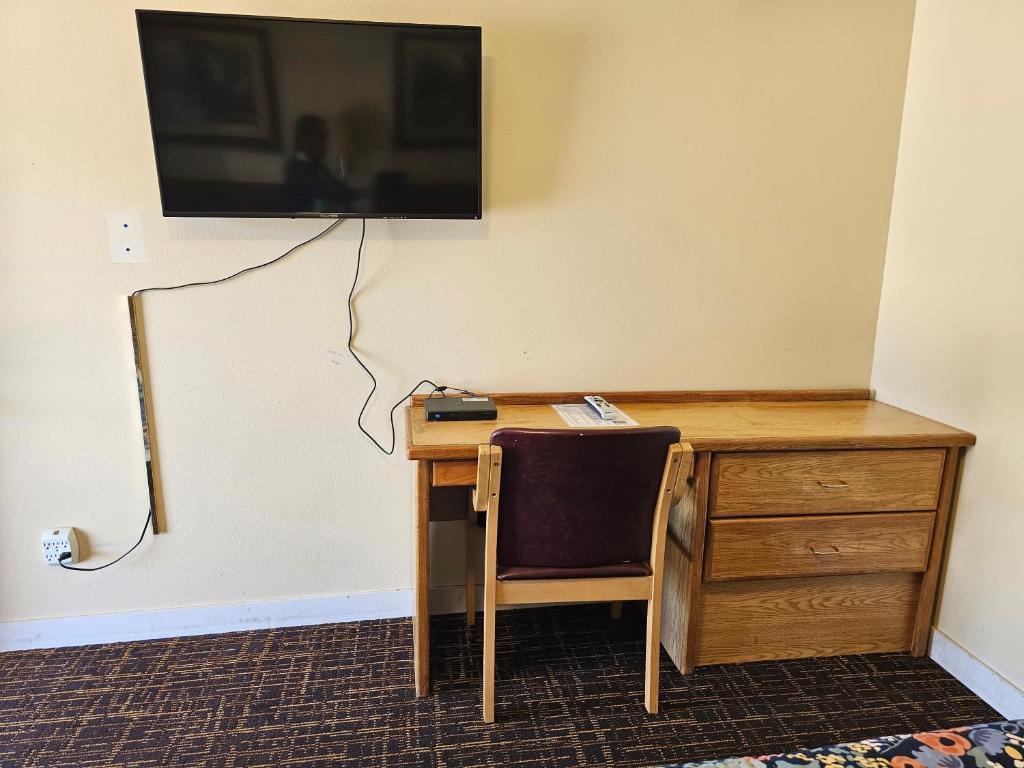 TV a/nebo společenská místnost v ubytování Cle Elum Travelers Inn