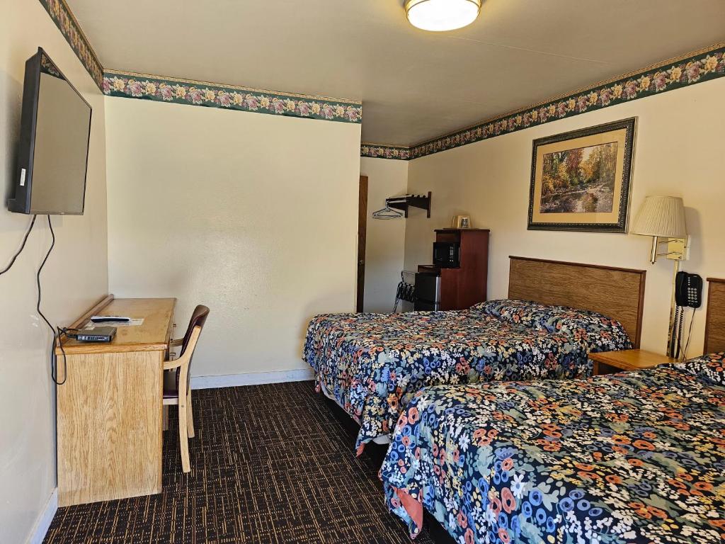 Postel nebo postele na pokoji v ubytování Cle Elum Travelers Inn