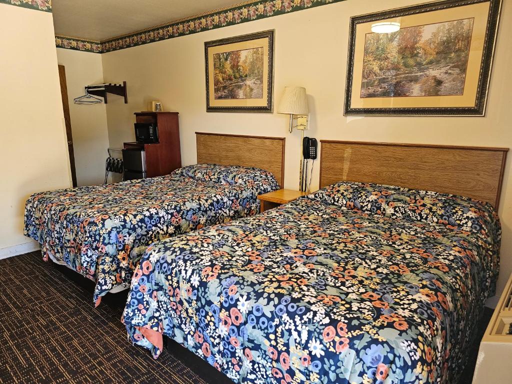 Postel nebo postele na pokoji v ubytování Cle Elum Travelers Inn