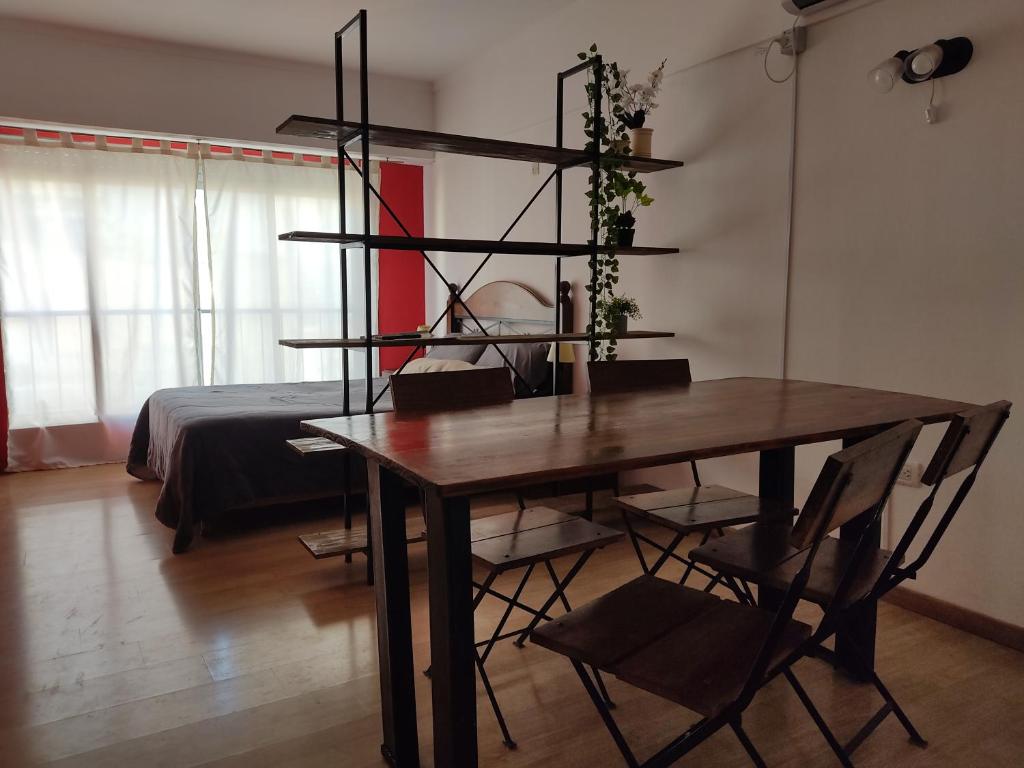 - une salle à manger avec une table et un lit dans l'établissement Hermoso depto en el centro de Mar del Plata, à Mar del Plata