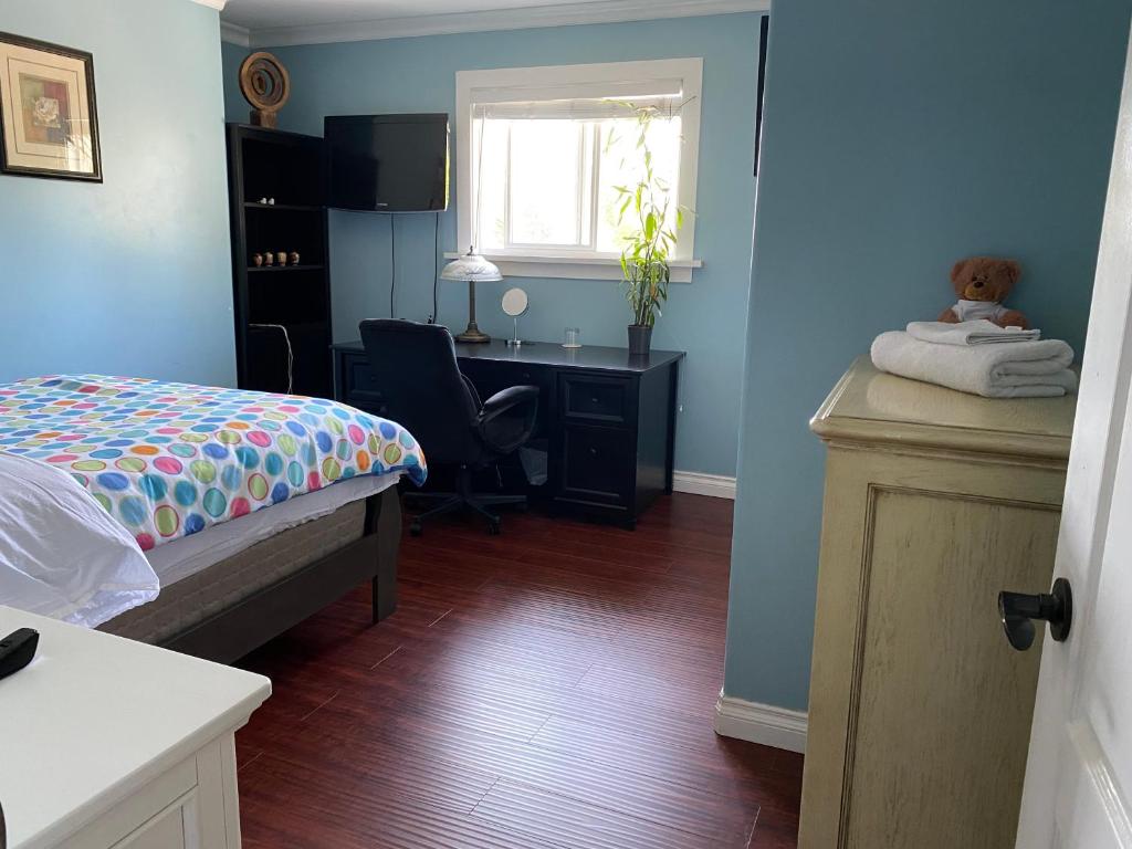Jane's private rooms with shared washroom - Deluxe Double Room