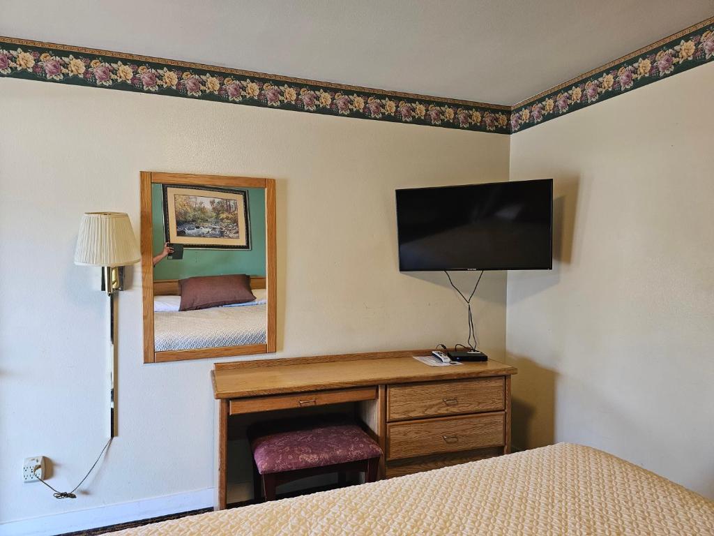 TV a/nebo společenská místnost v ubytování Cle Elum Travelers Inn