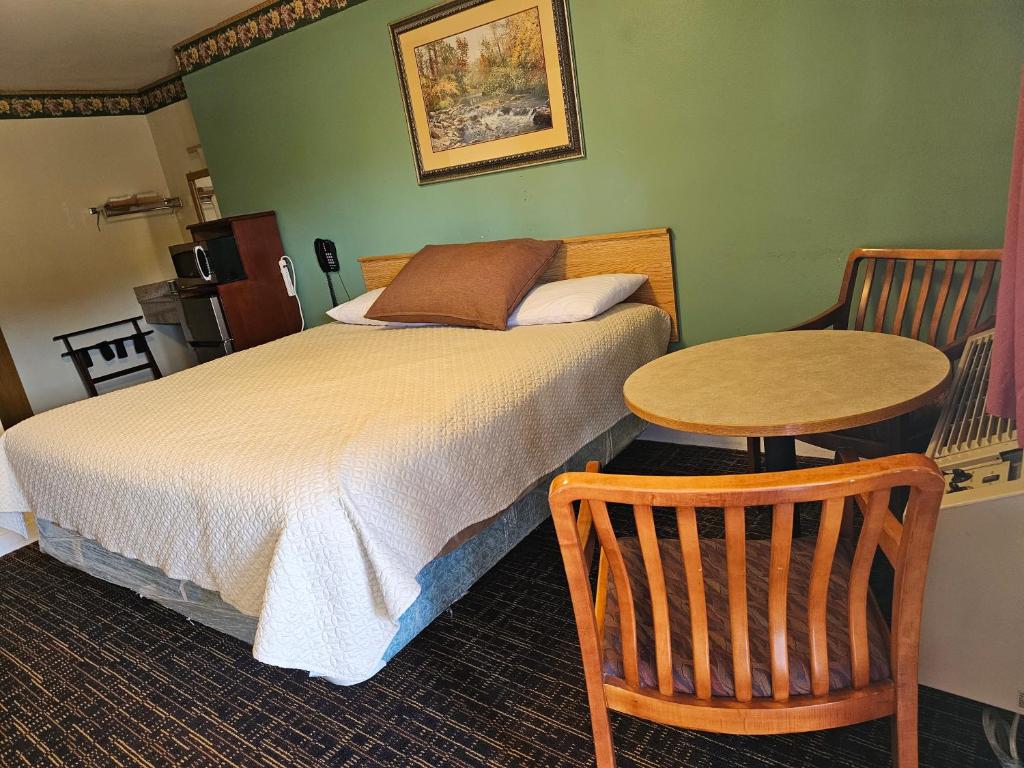 Postel nebo postele na pokoji v ubytování Cle Elum Travelers Inn