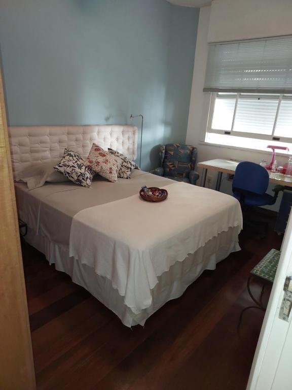 a bedroom with a bed with a plate on it at Quartos em Laranjeiras in Rio de Janeiro