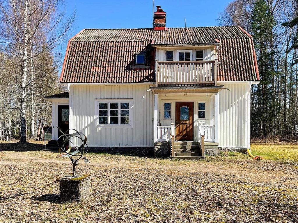 HöjeにあるHoliday home HÖJEのポーチとバルコニー付きの小さな白い家