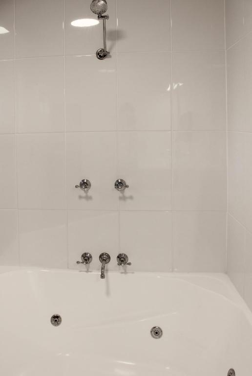 Aston Motel Yamba - King Room With Spa Bath